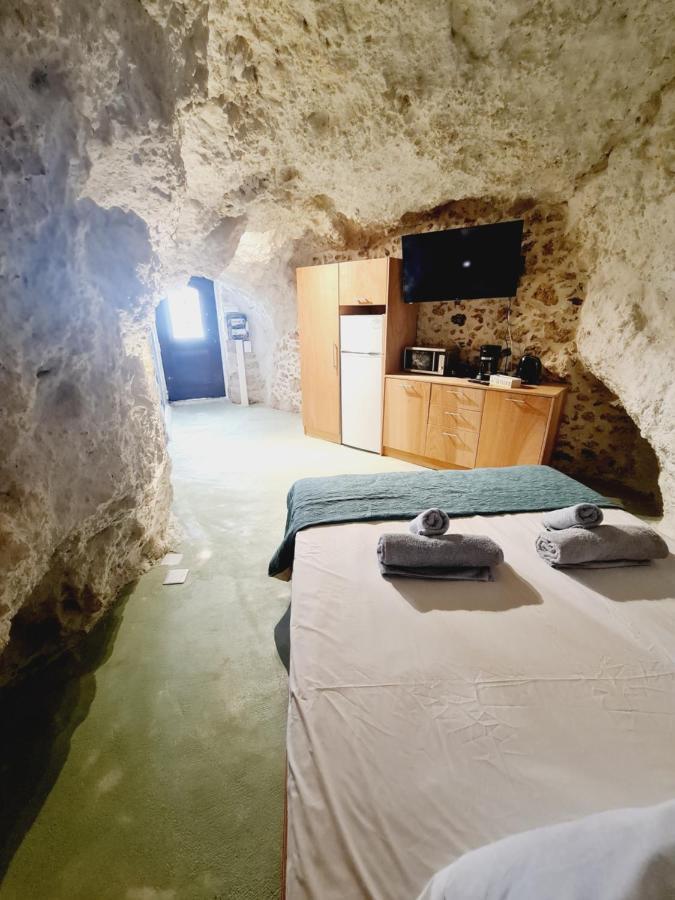Anassa 8 Real Cave *