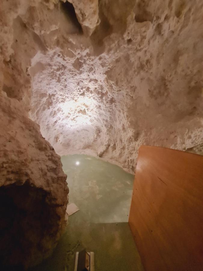Anassa Cave 11 *