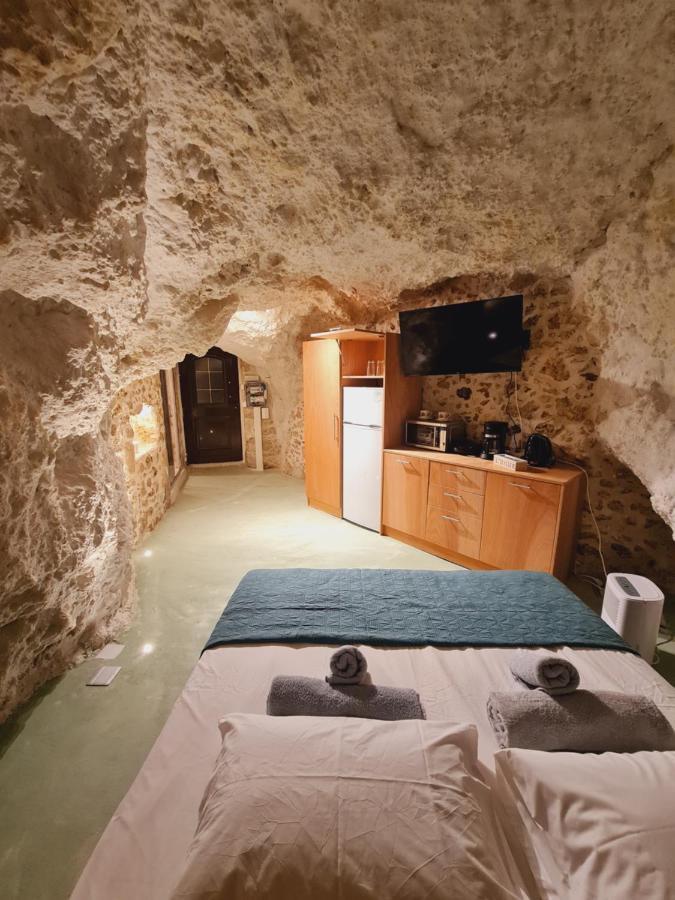 Lodge Anassa Cave 11 *